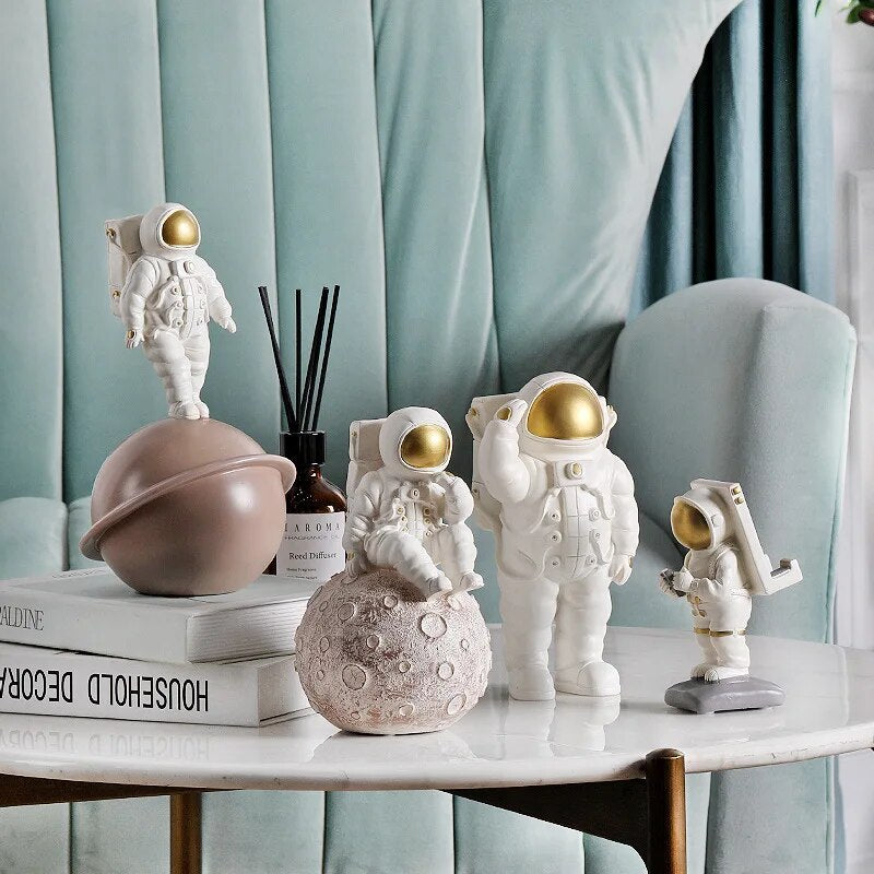 White Astronaut Figure Phone Holders Cosmonaut Statue Space Man Sculpture Home Decoration Figurines Living Room Spacer Miniature